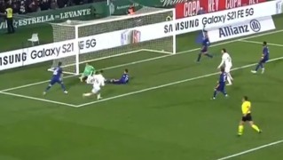 8868- 罗马德比火药味十足，裁判争议判罚引热议  